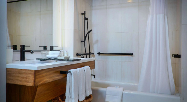 Люкс для гостей с ограниченными возможностями Superior Seaside Pelican Grand Beach Resort, a Noble House Resort