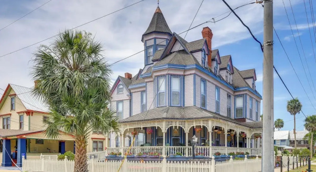 Коттедж 'grand Gables' Home: 1 Block to St Johns River!