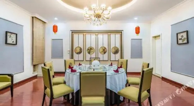 Четырёхместный люкс China Electronics Huajing Business Hotel