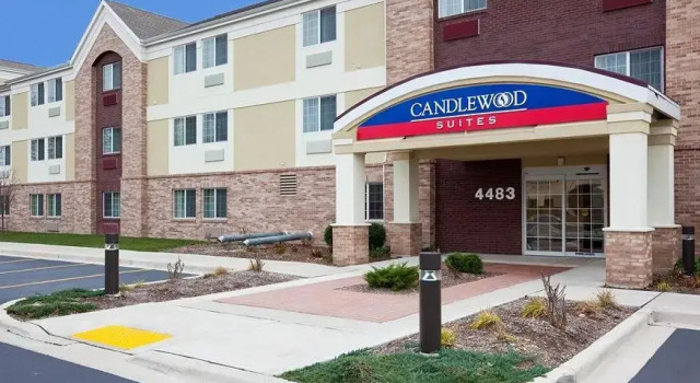 Кровать в общем номере Candlewood Suites Milwaukee Brown Deer by IHG
