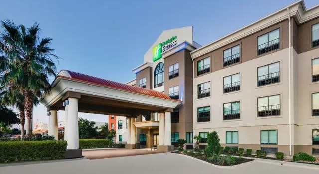 Кровать в общем номере Holiday Inn Express & Suites San Antonio NW near SeaWorld by IHG