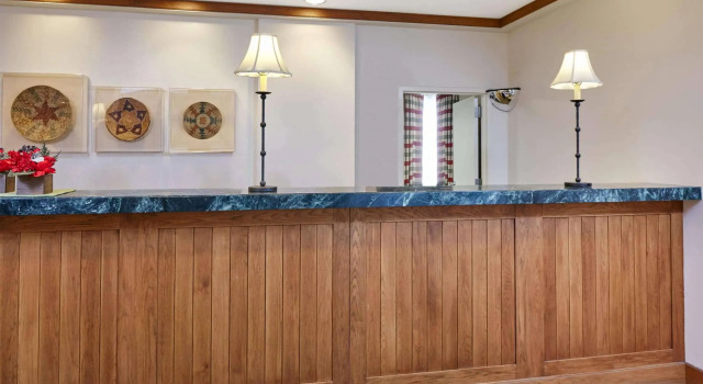 Howard Johnson Plaza Hotel by Wyndham Madison, Buchen Sie Hotel Madison Wisconsin