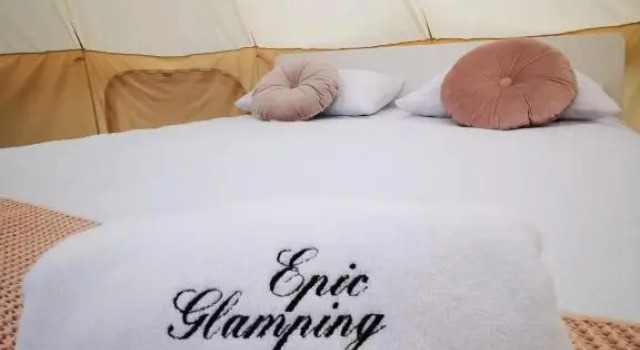 Epic Glamping, Varaa Leirintäalue Hotellit Carpathians - Romania uima-altaalla, Uima-allas