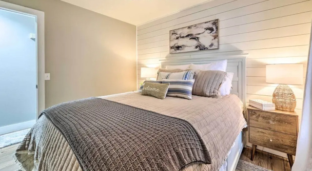 Коттедж Lakefront Rogers Getaway w/ Hot Tub & Deck!