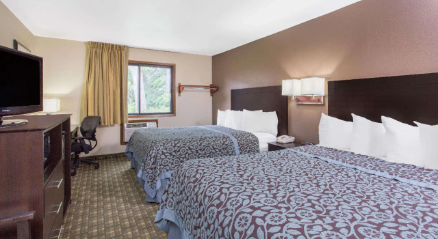 Четырёхместный номер Standard Days Inn & Suites by Wyndham Waterloo