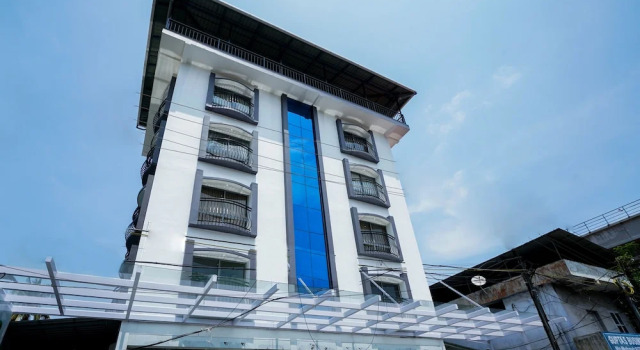 Capital O 19554 Hotel Garden, Забронировать Отель Отели штата Кералы с парковкой, Парковка