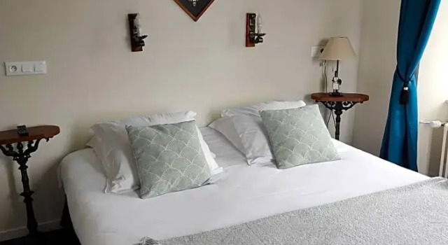 Двухместный номер Standard с балконом Logis Hôtel de Paris