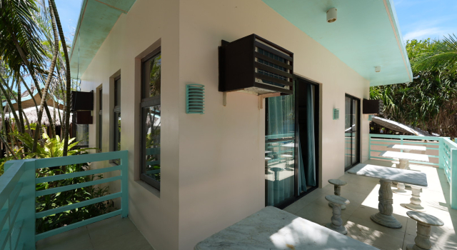 Кровать в общем номере с видом на море Carabao Island Beach Camp