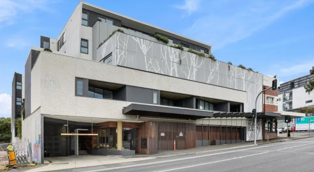 Modern 2-bed Ivanhoe Unit With Parking