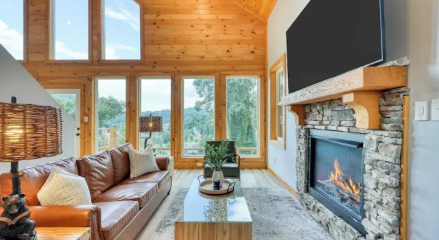 Hot Tub, Game Room & Views Near Downtown Gatlinburg Perfect Too by Avantstay, Забронировать Дом для отпуска Отели Гатлинберг с парковкой, рядом с Amazing Mirror Maze, Парковка