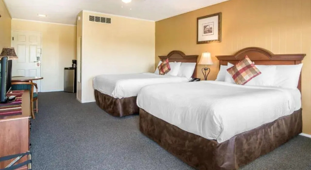 Четырёхместный номер Standard TiltonLodge Inn & Suites