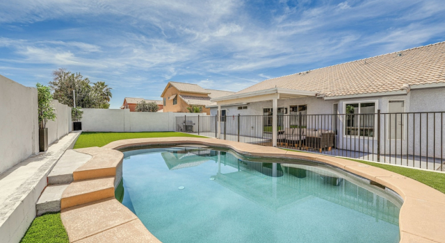 Коттедж < 1 Mi to Talking Stick Amp! Family Escape w/ Pool