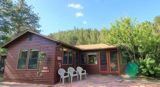 Коттедж с 3 комнатами Castle Mountain Lodge