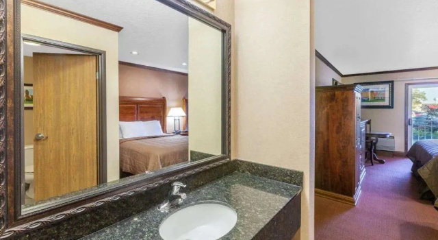 Двухместный номер Standard с балконом Ramada by Wyndham Mackinaw City Waterfront