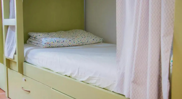Кровать в общем номере Travel & Live Hostel