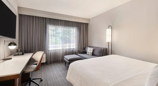 Двухместный номер Standard с балконом Courtyard by Marriott Burlington