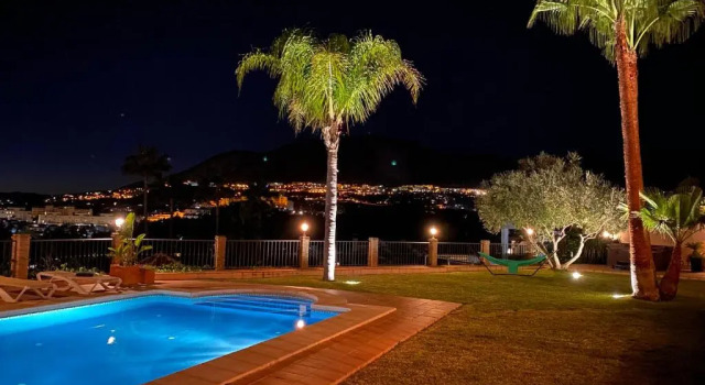 Beachside villa with panoramic sea views, Забронировать Вилла Отели Бенальмадена с парковкой, рядом с Индуистский храм, Парковка