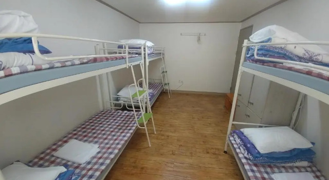 Кровать в общем номере (мужской номер) Jeju Masil Guesthouse