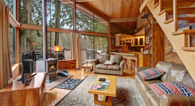 Rustic River Paradise - One Bedroom Cabin with Hot Tub, Book Hotel Hoteller i Baring med parkering, Parkering