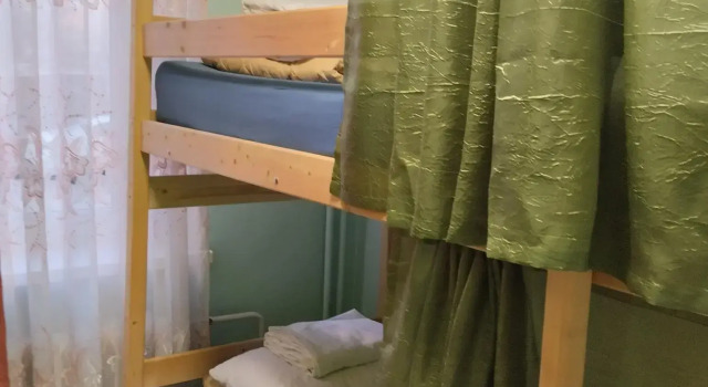 Postel ve společném pokoji pro muže Khostel Malakhit