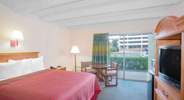 Days Inn by Wyndham Tallahassee University Center, Забронировать Мини-отель Отели Таллахасси с бассейном, рядом с Софтбольное поле JoAnne Graf, Бассейн