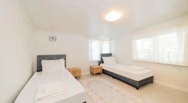 Villa with Private Pool near Airport in Muratpasa, Rezerwuj Willa Domki letniskowe w Altınkum, Domek