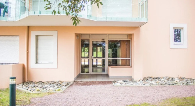 Spacious Apartment With Balcony / Terrace Crossing in Green Surroundings, Prenota Appartamento Hotel a Aquitania con piscina, Piscina