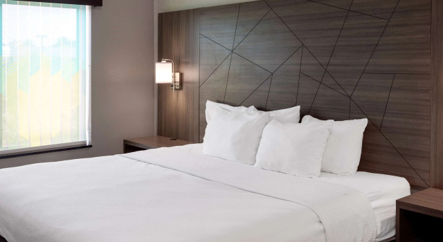 La Quinta Inn & Suites by Wyndham Edmond, Book Hotel Hoteller i Edmond med parkering, Parkering