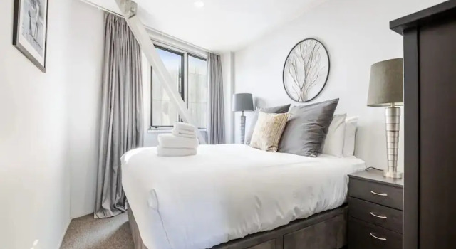 Downtown Auckland Bliss - 2BR apt I Zodiak Stays, Забронировать Апартаменты/квартира Отели Окленда с парковкой, рядом с Парк Окленд-Домен, Парковка