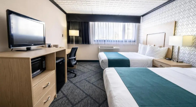Четырёхместный номер Standard Sternwheeler Hotel & Conference Centre, Trademark by Wyndham