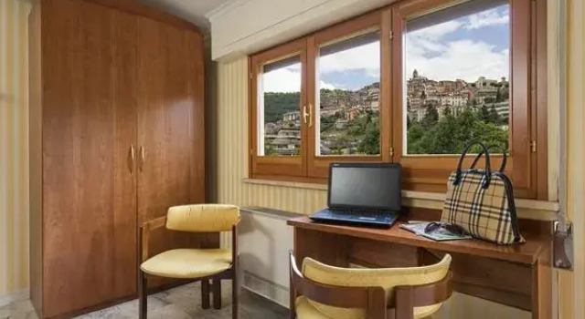 Hotel Tiffany, Varaa Hotelli Hotellit Ciociaria pysäköinnillä, Pysäköinti