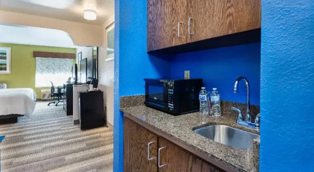 Двухместный люкс Country Inn & Suites by Radisson, South Haven, MI
