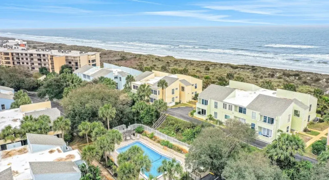 Oceanfront Condo With Pool, Grill, Central AC, Washer/dryer, & Snowbird Friendly