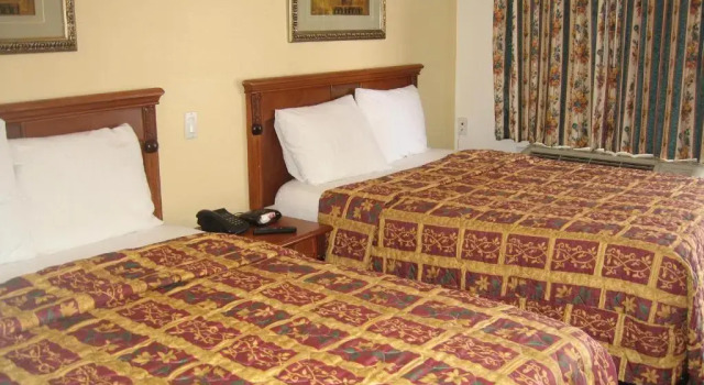 Четырёхместный номер Standard Tower Motel Long Beach
