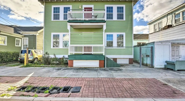 Steps to Beach: Nautical Galveston Home Near Pier!, Забронировать Отель Отели Галвестон 3 звезды, рядом с Пляж Порретто 27-я стрит, 3*