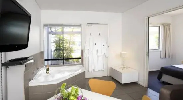 Люкс c 1 комнатой с видом на воду Majestic Oasis Apartments