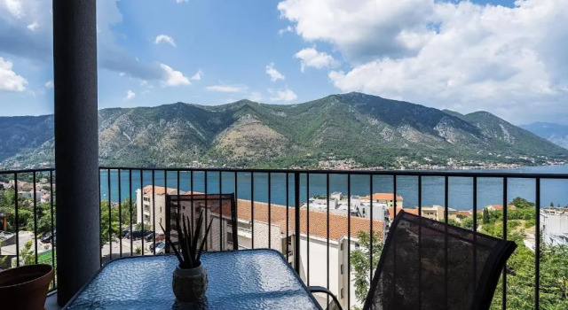 Apartment 14 With Amazing Sea View, Book Lejlighed Hoteller i Kotor Riviera med parkering, Parkering