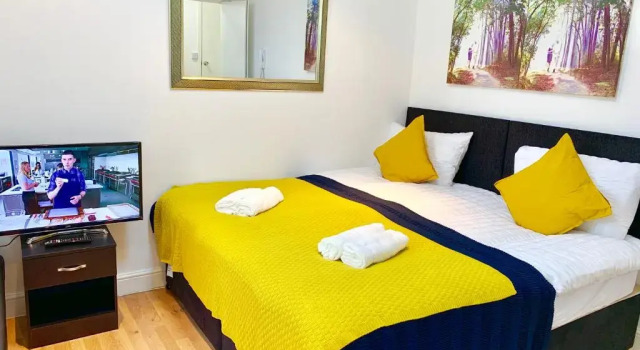 Студия 2 Bedroom 2 Bathroom Ground Floor Apartment in Newbury Park Ilford with Garden Parking and Fast WiFi