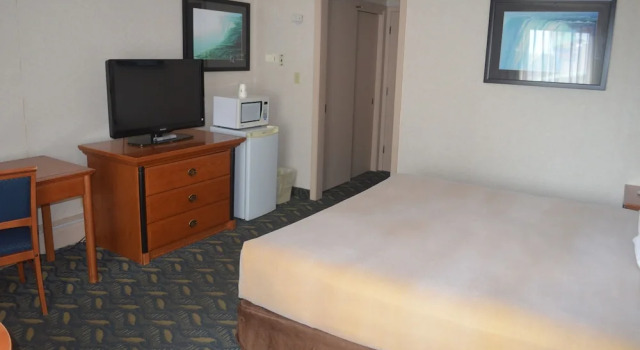 Двухместный номер Standard с балконом Travelodge by Wyndham Niagara Falls At the Falls