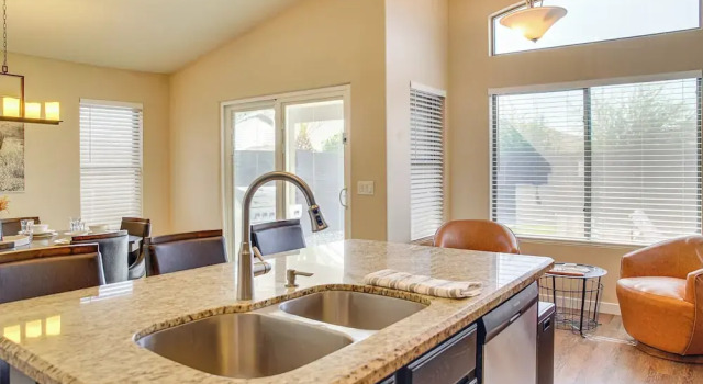 2 Mi to Surprise Stadium! Snowbird Haven w/ Pool, Foglalás Nyaraló Surprise Scottsdale