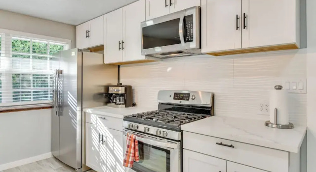 Walk to Dtwn Milwaukie: Family Gem w/ Creek Access, Rezervați Apartament Milwaukie Willamette Valley