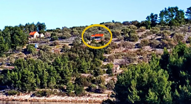 Коттедж Green Area Stone House