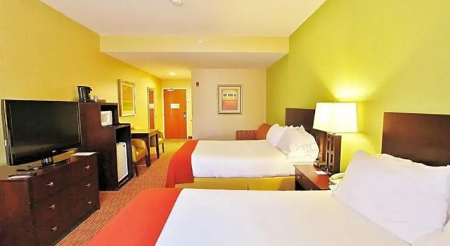 Четырёхместный номер Executive GreenTree Inn & Suites Pinetop