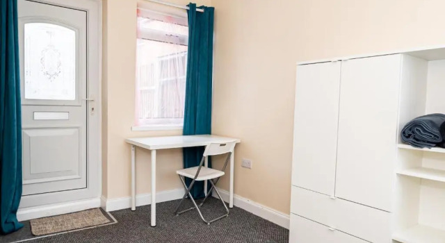 Shirley House 3, Guest House, Self Catering, Self Check in with Smart Locks, Use of Fully Equipped Kitchen, close to City Centre, Ideal for Longer Stays, Walking Distance to BAT, 20 min Drive to Fawley Refinery, Excellent Transport Links, Забронировать Гостевой дом Отели Саутгемптона с парковкой, Парковка