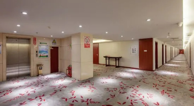 Qing Hua Hotel, Rezerwuj Hotel Hotele w Changzhi z parkingiem, Parking