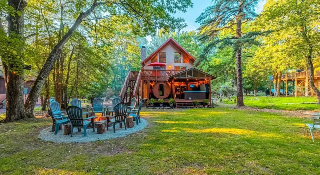 Коттедж с 5 комнатами с балконом 3 Mi to Slopes! Poconos Chalet w/ Hot Tub & Sauna