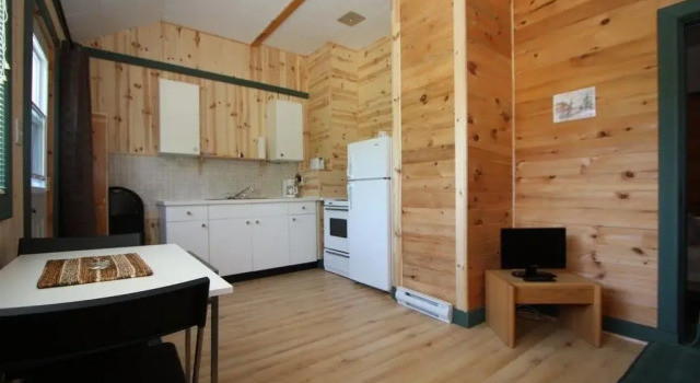 Auberge Franquelin et Motel, Rezerwuj Motel Hotele w Manicouagan z parkingiem, Parking