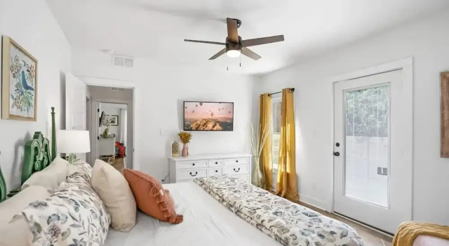 Коттедж Newly Renovated Whimsical Cottage 2 Beds Hot Tub