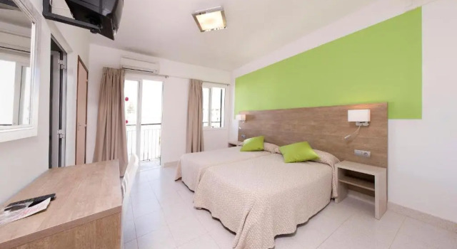 Трёхместный номер Standard с балконом Hostal Marí