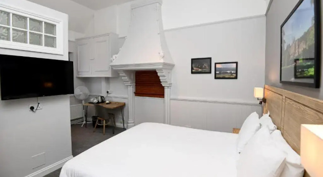 Standard Casal quarto Fox & Goose, Barrow Gurney by Marston's Inns